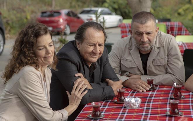 Trk televizyonlarnda ak ara en uzun soluklu olan Kanal D dizisi tam 16 sezondur seyircisi ile kendi gnnde yani cuma akamlar buluuyor. Yaynland her blm ile sosyal medyann gndemi olan dizi son olarak 600. blm ile ekrana geldi. Cuma akamlar reyting listesinde zirveyi kimseye brakmayan diziden gelen haberler kt.