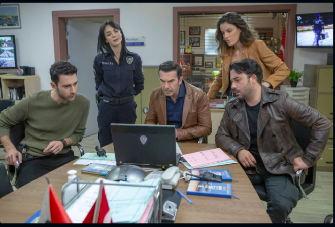 lk deme sz:<br> Sz konusu karar ynetime bildirildi. Bu admn ardndan 8 haftalk alacaklarn  hafta sonra yaplaca akland. Bu kararla birlikte reytinglerde zirveyi elden brakmayan Arka Sokaklar, alanlarn adeta 3 hafta daha ala terk etti.