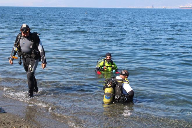 Enkazn iinde balklar yuva yapm  <br>  Zaten bir yerde lm anlatan bir nokta fakat o enkazn ierisinde balklar yuva yapm. Bir yerde lm dier tarafta yaam var bir anlamda. O enkazn zerine msilajn da gelmesi iyice rktc bir hal almt. u an azalmayla beraber canllk artt. Yeniden balklar grebiliyoruz. Msilajn ok youn olduu dnemde maalesef boulan balklar grmtk ama u anda aada hareketlilik ok iyi. Daha da gzel olacana inanyorum" diye konutu.