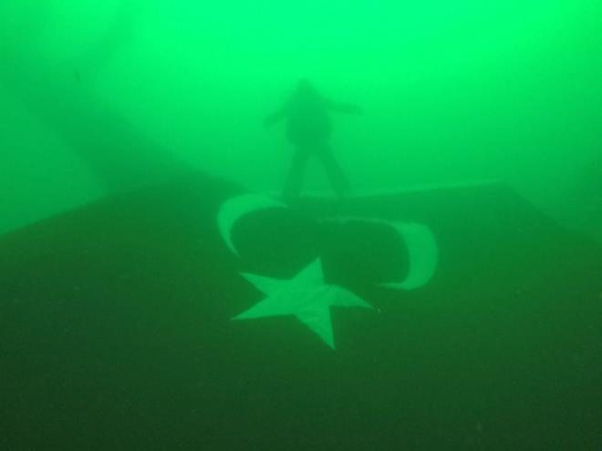 Suyun altna indiimizde karlatmz grnt ktyd. Yaplan son almalarla birlikte msilajn etkisi son derece azalm ama bu yeterli mi, deil. Bu tr temizlik almalarnn devam etmesi gerekiyor. Dal yaptmz blge, 17 Austos?ta suyun altna kalan bir blge.