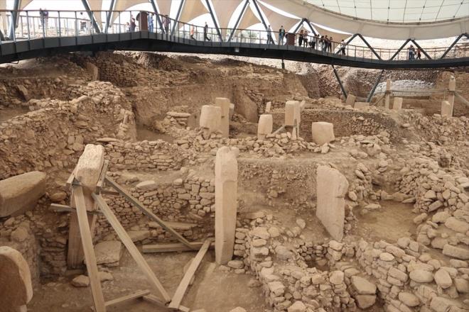 anlurfa Blgesel Turist Rehberleri Odas Bakan Mslm oban da Gbeklitepe'nin ziyaretisine hem tarihi hem de doal bir atmosfer sunduunu syledi.    Yln ilk 9 aylk dneminde yaklak 500 bin kiinin kenti ziyaret ettiini vurgulan oban, "Salgn sonras ziyareti saysnn ok hzl bir ekilde milyonlar bulan rakamlara ulaacan ngryoruz. Pandemi nedeniyle bu yl ziyareti saymz azd. Cumhurbakan Erdoan tarafndan 2019'un Gbeklitepe Yl ilan edilmesiyle buraya ilgi artmt. Kademeli normallemeyle zellikle Gbeklitepe'ye ilgi var. Gbeklitepe'yi grmek iin birok insan plan yapyor"