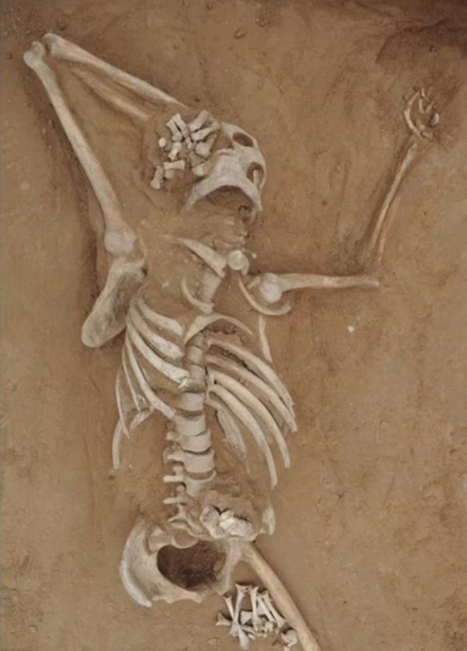 ABD?de yer alan Teksas A&M niversitesi liderliindeki bir bilim insan ekibi, bin 300 yl nce len adamn cinayetini aydnlatmay baard. Aratrmaclar, katillerin cesedi on yl nce kefedilen Shiyanzi Mezarl?na attn kefetti.