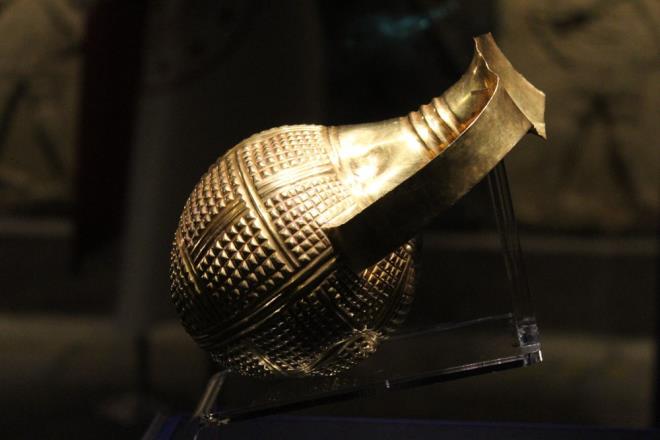 Arthur Gilbert, altn ve gm eserlerden oluan koleksiyonunu tamamlamak iin altn gaga azl testiyi 1989?da Los Angeles?ta satn ald. Londra?daki Victoria&Albert Mzesi?ne verilen gaga azl testinin Anadolu?dan yasa d karlmas ihtimaline kar kapsaml aratrmalar yapld.