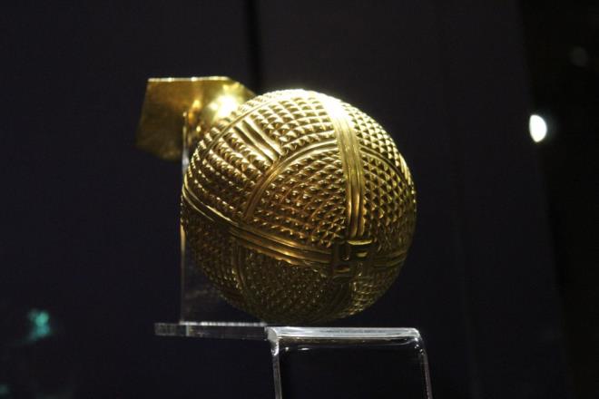 Bakan Ersoy, Coleridge?e Anadolu Medeniyetleri Mzesi?nin 100. Yl iin hazrlanan kitap hediye etti. Ersoy ayrca, trenin knda Mersin?den Anadolu Medeniyetleri Mzesi?ne ziyarete gelen ilkokul rencileri hatra fotoraf ekildi.