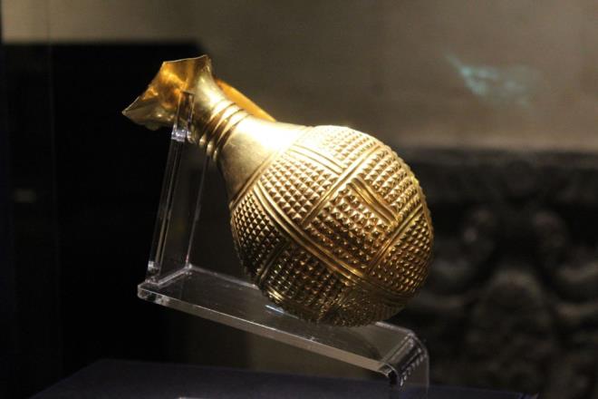 Kltr varlklarnn korunma anlaynn yalnz devlet admlar ve kanunlar ile gerekleemeyeceini belirten Bakan Ersoy, ?Halkmzn, kltr varlklarnn korunmasna en byk katky saladna inanyorum. Bu abalarn baz kt niyetli kiilerce zarar grmesinin nne de hep beraber gemeliyiz. Kaak kazlarn nlenmesi iin el ele vermeli, pheli her durumu, Bakanlmza veya kolluk kuvvetlerimize haber vermeliyiz" dedi.