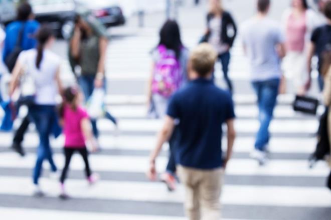 RSV ile ilgili sorunlardan biri ise  olduka bulac olmas.  ksrme ve haprma yoluyla bulayor, ancak Covid-19?dan  farkl olarak eller ve yzeyler yoluyla da geni apta yaylr. Bu, virsn snflardaki ocuklar arasnda yaylmasn durdurmann neredeyse imkansz olduu anlamna geliyor.