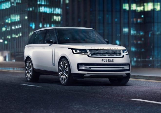 Tasarmnda eskiye sadk kalan yeni Range Rover daha yumuak hatlara kavumu. Ara bu sayede srtnme katsaysn da 0.30'a indirmi.