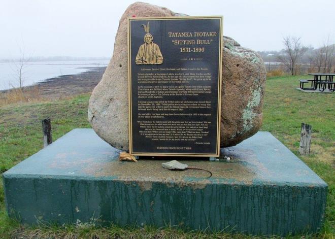 BEYAZLARIN ZULMNE SREKL KARI IKTI    Aslnda ilgisi olmamasna karn Hayalet Dans hareketinin nderlii ile suland ve kendisini tutuklamaya gelen polislerle atrken ld. ronik bir ekilde, tutuklamaya gelen polisler, zamannda Oturan Boa'yla birlikte beyazlara kar savaan, ancak sonradan beyazlarn ynetimine girerek yerli polisi olan Kzlderililerdi.    Oturan Boa'nn beyazlarn zulm zerine yapt bir konumada unlar syledi:    ?Sahip olma istei onlarda bir hastalk olmu. Bu insanlar, zenginlerin bozabilecei ama yoksullarn bozamayaca birok kural koymular. Ynetici olan zenginleri glendirmek iin yoksullarla gszlerden vergiler alyorlar. Bizim annemizin, topramzn kendilerinin olduunu sylyor, komularn itler yaparak kendilerinden uzaklatryorlar. Topra binalaryla ve teki sprntleriyle irkinletiriyorlar. Beyazlar baharda yatandan taarak, yoluna kan her eyi yok eden bir rmaa benziyor.?