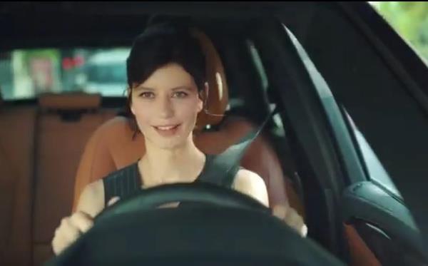 Ak- Memnu'daki rol arkada Kvan Tatltu ile yeni bir projede yer alaca konuulan Beren Saat, yllardr dier meslektalarnn aksine yzne hibir ilem yaptrmamasyla tannyor. nl oyuncu yznde ilk kez radikal bir deiiklie imza att.