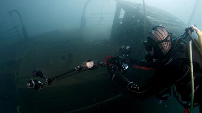 Van Bykehir Belediyesi'nin destekleriyle Van Gl?nde 4 gn boyunca dallar yapan Su Alt Fotoraflar ve Filmciler Dernei yeleri; nky, Altnsa ve son olarak Bitlis?in Adilcevaz aklarnda dallar yaparak Van Gl?nn derinliklerindeki gizemleri grntledi.