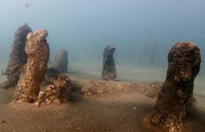 ?VAN GL?NN ZENGNLKLER GEREKTEN SAKLI KALMI?    Su Alt Fotoraflar ve Filmciler Dernei Bakan Ate Evirgen, Van Gl?nn zenginliklerinin sakl kaldna dikkat ekerek unlar syledi:    ?Derneimiz denizlerin gz kuladr. Suyun alt bilinmez ve ok fazla nemsenmeyen bir alan ama byle deil. Dernek olarak Trkiye?nin drt bir yanndaki denizlere dalyoruz, grntleri karyoruz. lk sular Anadolu?nun en byk zenginliidir. En bata da Van Gl geliyor."