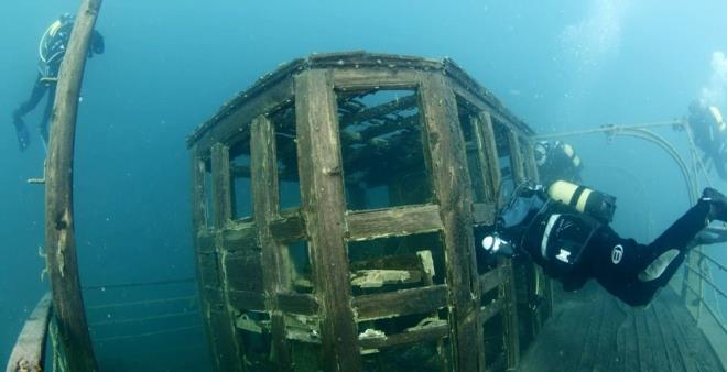 Trkiye?nin en byk gl olan Van Gl, volkanik Nemrut Da?nn patlamas sonucu oluan ve sodal suyuyla dikkat eken 3 bin 713 kilometrekarelik alanyla tpk bir deniz gibi uzanan usuz bucaksz sularnn altnda pek ok sr saklyor.