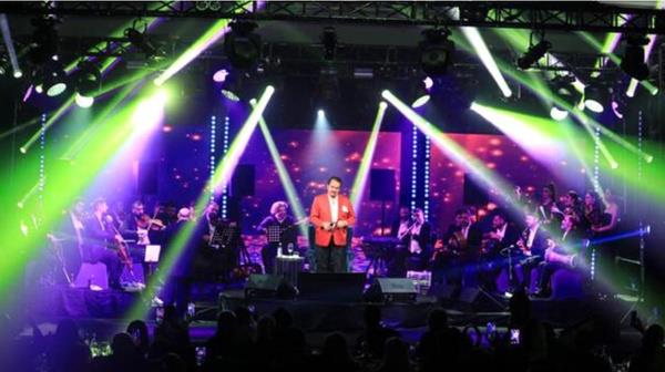 "Eli aya dzgn tahsilli bir bayan aryorum"  <br>  brahim Tatlses paylamna," Genel mdrm ule Hanm'a yardmc bir asistan aryorum nk benim sahne ilerim de balad iin her yere yetiemiyor eli aya dzgn tahsilli bir bayan aryorum" yazd.