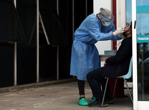 Prof. Dr. Esin Davutolu enol ykselie neden olarak "Covid nedeniyle takip, kayt, direnli tberkloz tespiti, baklk sistemi basklanm hastalarn yakn izlemi ok aksad iin gecikmi bir evrede bavuran hastalarla karlayoruz. Vaka, tberkloz sklnn artmasndan daha farkl olarak 'ge bavuru' demektir. lerlemi vakalarda can kayb daha sk yaanabiliyor." dedi.