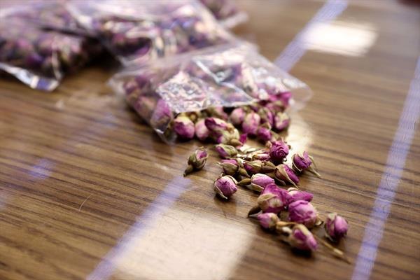 "lalarla ayn hassasiyette tketmeliyiz"  <br>  nsan, bitkilerin hazrlan yntemlerine gre olumlu ya da olumsuz etkileri grlebileceini, bazlarnn demlenerek, bazlarnn da kaynatlarak tketilmesi gerektiini ifade etti.