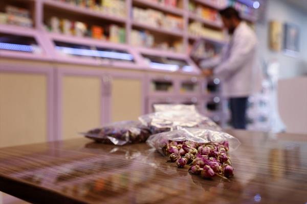 "Bitkisel aylar masum deildir"  <br>  Bitkisel aylarn da ilalar kadar dikkatli tketilmesi gerektiini vurgulayan nsan, "Her ne tketiyorsak doru kaynaktan bilgi almamz gerekiyor. imdi herkes internete bavuruyor ama orda da doru bilgi kadar yanl bilgiler de var. Kaynana inip gvenilir mi bilmek lazm. Ayrca tketilen dozaja ok dikkat etmek gerekiyor." diye konutu.