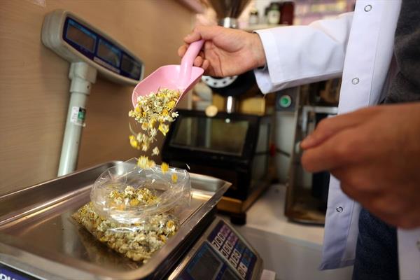 Doktorlarn verdii ilalara bile pheyle yaklaanlarn bitki aylarn hi dnmeden tketebildiini kaydeden nsan, yle devam etti: