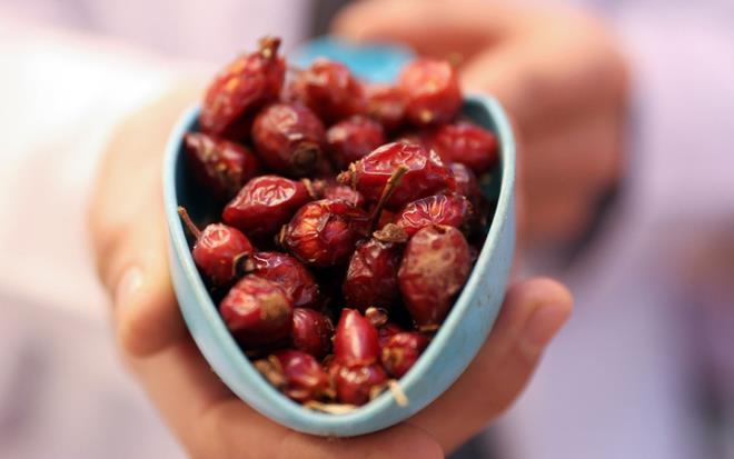 Sonbaharla birlikte scaklklarn dmesiyle bakln desteklemek isteyenlerin bitki aylarna talebi artt. Mevsimsel hastalklara kar kendini korumak isteyenler ya da fazla kilolarndan kurtulmaya alanlar, aktarlarda younluk oluturuyor.