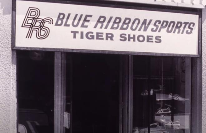 BLUE RBBON SPORTS    Nike'n adn Yunan zafer tanrasndan aldn biliyor muydunuz? Muhtemelen orijinal olarak 'Blue Ribbon Sports' olarak adlandrldn da bilmiyordunuz.    Ocak 1964'te Blue Ribbon Sports (BRS) adyla kurulan ve ilk olarak Eugene, Oregon'da Japon ayakkab reticisi Onitsuka Tiger'n distribtr olarak faaliyet gsteren Nike, 30 Mays 1971'de resmi olarak u anda kulland ad ald.