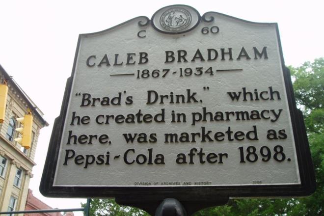 BRAD'S DRNK    Bu hikaye, Caleb Bradham adl bir Kuzey Carolina eczacsnn 'Brad's Drink' adn verdii gazl bir iecek gelitirip sunmaya balad 1893 ylna kadar uzanyor.    Eczanesindeki soda emesinden iecei servis eden Bradham, balangta enzim olan pepsin ve kola fstn ieren tatl ve kabarckl demlemenin sala, enerjiye ve sindirime faydalarna inanarak rn gelitirdi.    Pepsin bir noktada formlden karlm olsa da, muhtemelen iecein yeniden adlandrlmasna neden olan bileen olarak ne kt.    1898'de Brad's Drink'in ad 'Pepsi-Cola' olarak deitirildi ve dnyann en tannm markalarndan biri haline geldi.