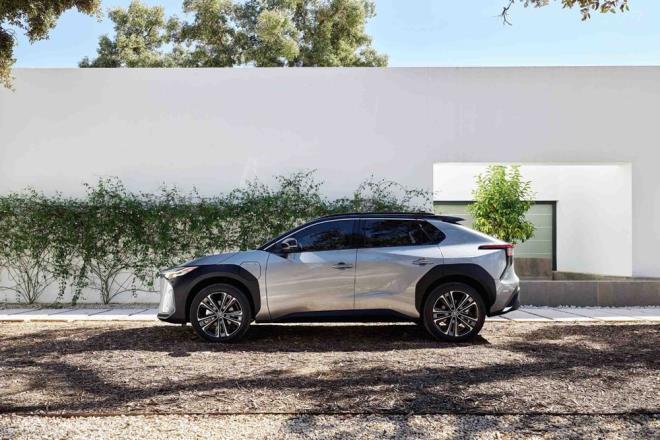 Drt eker sre sahip bZ4X ise 217.5 PS ve 336 Nm tork deerine sahip ve 0-100 km/s hzlanmasn sadece 7.7 saniyede gerekletirebiliyor.