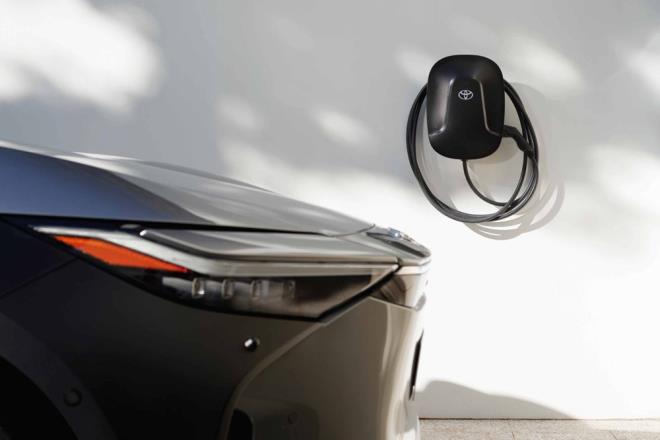 Marka, 10 yllk kullanm sonunda (240 bin kilometre) dahi orijinal performansn yzde 90'n veceini belirtiyor.     Batarya, 150 kW hzl arj sistemiyle birlikte yzde 80 kapasiteye 30 dakika civarnda eriebiliyor.