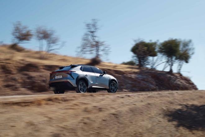 bZ4X?in sr menzili, opsiyonel olarak kullanlabilecek gne paneliyle artrlabiliyor. Toyota, gne panellerinin yllk olarak 1800 km sr menzili salayacak ekilde enerji depolayabileceini belirtiyor. Gne panelleri sr srasnda veya park halindeyken enerji depolayabiliyor.