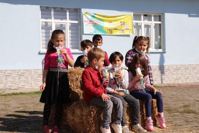 "YAAYARAK RENMELERN STYORUM"    Snf retmeni Neslihan Yldz, bu tarz etkinliklerde sadece retmeyi amalamadn, "rencilerin okula olumlu tutum gelitirmeleri, yaparak, yaayarak renmelerine yardmc olmak ve en nemlisi ileride onlara hatrlayacak ok gzel anlar brakmak iin bu etkinlikleri planlayarak yapyorum" dedi.