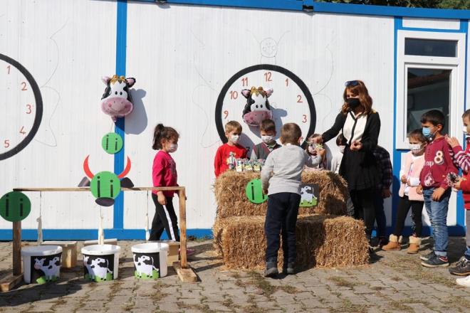 "OKULU DRT DUVAR ARASINA SIDIRMAMAK LAZIM"    retmene etkinlikte destek veren renci velisi Rukiye Bilgin?de, ?Eitimin zaman ve mekan yoktur. Okulu drt duvar arasna sdrmamak lazm. Neslihan retmeninde ocuklara ok byk bir destei var ve rencilerin daha iyi bir eitim almas iin elinden gelen destei gsteriyor. Biz veliler de destek amal ve ocuklarmzn daha iyi bir eitim almas iin  elimizden ne geliyorsa yardmc olamaya alyoruz? diye konutu.