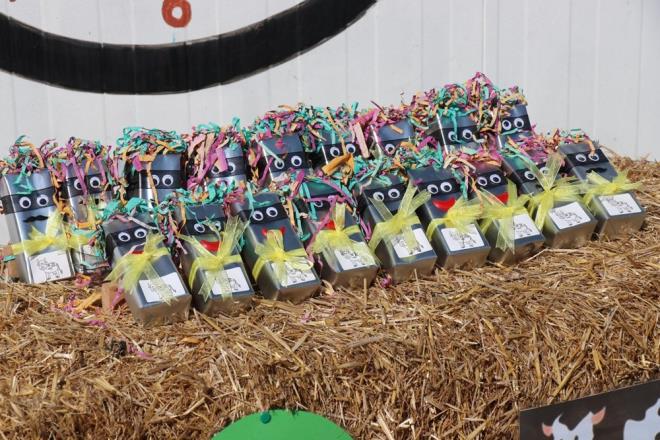 "ELENRKEN RETMEY HEDEFLYORUM"    rencilerine elenerek retmeyi hedeflediini dile getiren Yldz,'Bu tarz etkinlikler yaptm zaman hem ocuklarn hem de velilerin ok houna gidiyor. nei okul bahesinde grenler ilk olarak aryor sebebini rendikten sonra ise gzel bir etkinlik olduunu sylyorlar. Ben rencilere her sesi retmeden nce etkinlik planlar yapyorum. Farkl etkinliklerle ocuklara elenirken retmeyi hedefliyorum ve ocuklarn kazanmlarna yardmc oluyorum' dedi.