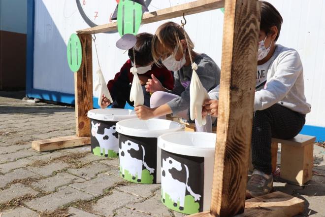 "ETKNLK RNEK TEKL EDYOR"    Yaplan etkinliklerin dier retmenlere de rnek olduunu aktaran okul mdr Demir, ?Bu tarz etkinlikler dier retmenlerimize rnek tekil ediyor. Bunun sonucunda da bu tarz etkinlikler planlyorlar, etkinlikler sonucunda rencilerin gzlerindeki bu mutluluk bizleri de mutlu ediyor? dedi.