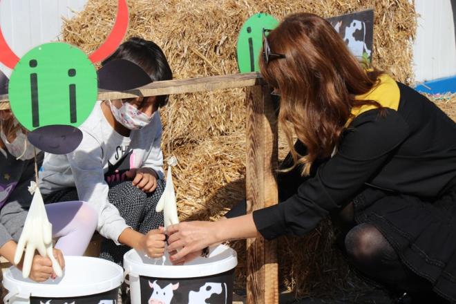 Öğrencilerine 'İ' Harfini Öğretmek İçin Okula İnek Getirdi - Foto ...