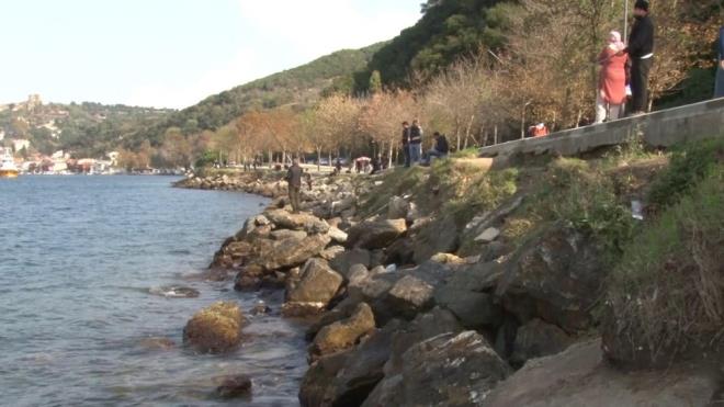 ?SULARIN EKLMESYLE KAYALIKLAR ORTAYA IKTI?    Sahilde balklk yapan Mehmet Cmert, ?stanbul?da son dnemlerde ya olmadndan dolay denizde 60 ile 80 cm arasnda ekilme oldu. Kydaki kaya paralar suyun altndayd, grnmyordu. Deniz suyunun ekilmesiyle kayalklar ortaya kt. Bu yl kurak geiyor? dedi.