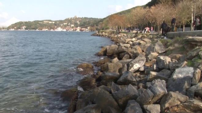 Sahilde yry yapan vatandalar ve balklar, denizin ekildiini fark edince cep telefonlar ile o anlar kayda ald.