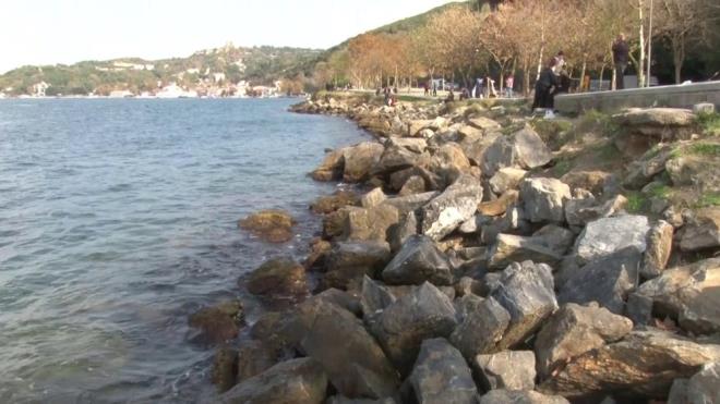 Suyun ekildii yerlerde deniz altndaki kayalklar ve yosunlar ortaya kt.