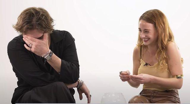 Kanal D'nin reytingleri altst eden dizisi Sadakatsiz'de Nil Tetik karakterini canlandran Nazl Bulum ve Seluk Dac karakterini canlandran Tark Emir Tekin, Onedio'nun YouTube kanalna verdileri rportaj ile sevenleriyle bulutular.