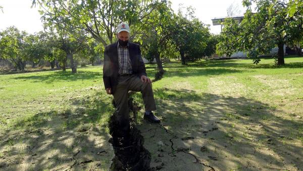 atlaklarn obruklara dnmesinden korktuklarn ifade eden etinkaya, baz yerlerde 2 metreyi bulan derinliklerin tedirgin edici olduunu aktard.