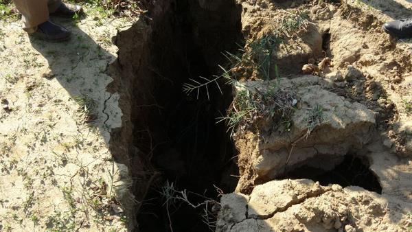 "Can ve mal kayb da yaanabilir"<br>    Bir aratrma komisyonunun kurulmasn istediklerini belirten etinkaya, "Blgemizde ylda sadece 3 ay tarmsal sulama yaplyor. 9 ay sulama olmuyor. Eer nlem alnmazsa arazilerde daha byk atlaklar ile karlaacaz. atlaklarn ile merkezine inmesinden korkuyoruz. atlaklar ile merkezine kadar ulatnda binalarn arln kaldramayaca iin can ve mal kaybna neden olur" diye konutu.