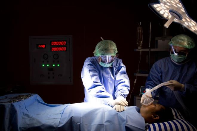 "MODERNA, PFIZER/BONTECH'TEN DAHA FAYDALI OLDU"    Bununla birlikte, CDC almasnn sonular, belirli ya gruplarndaki insanlarn belirli alardan daha yksek fayda saladn da gsterdi.