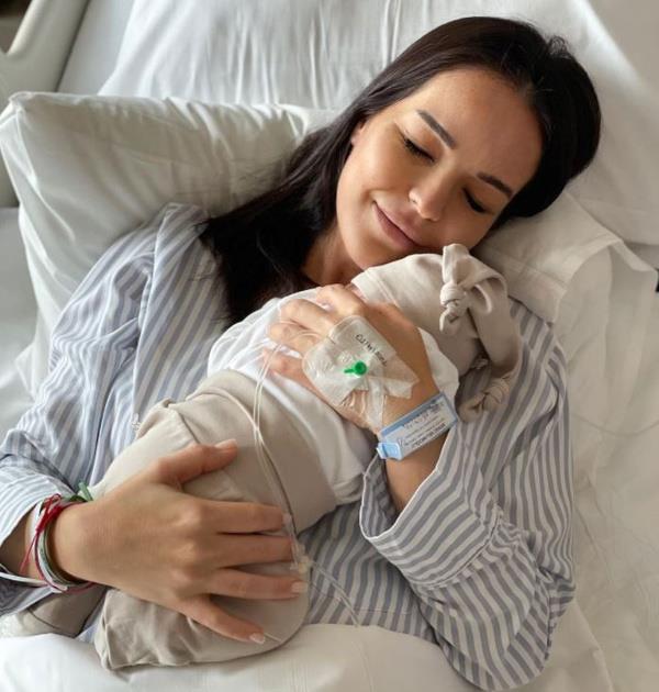 1.5 sene birliktelik yaad Selim Selimolu'yla 2018 ylnn Austos aynda hayatn birletiren nl arkc, ilk ocuu Zeynep'i 2019 ylnda kucana almt. kinci kez anne - baba olmann heyecann yaayan ift oullarna Selim adn verdi. Babasyla ayn ad tayan Selim bebek 3760 gr arlnda ve 53 cm boyunda dnyaya geldi.