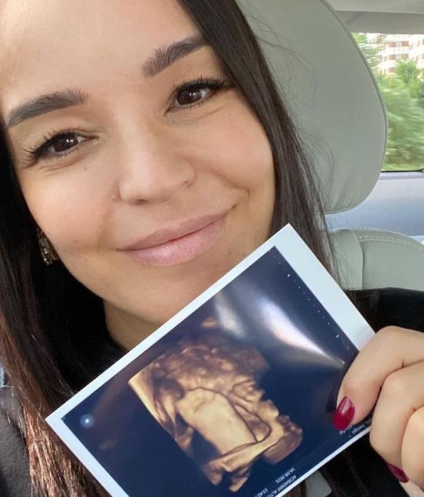 Beng'nn fotoraf karelerine aralarnda Gkhan Tepe, Sinan Akl, Asuman Dabak, Berfu Yenenler, Burcu Kara, Asl en, Yonca Evcimik, Rait Bazbal gibi nl isimlerin de olduu takipilerinden ksa srede binlerce beeni ve tebrik mesaj yad. Serdar Orta'n eski ei Chloe Loughnan da Beng ve bebeinin fotorafna 'Tebrikler, maallah' yorumunda bulundu.