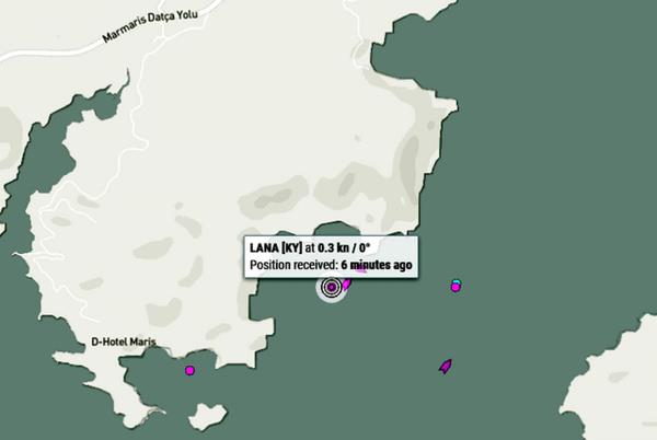 Flying Fox yeniden Bodrum'da  <br>  Jeff Bezos'un Cayman Adalar bayrakl 136 metre uzunluundaki "Flying Fox" adl yat da yeniden Yal Mahallesi aklarndaki koya demirledi.    Koyun farkl noktalarndan da grlebilen yat, byklyle dikkati ekiyor.