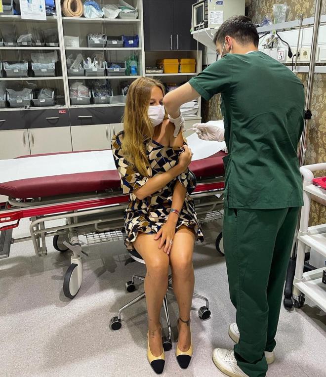 Naz Elmas<br>    "Covid a sram geldi. nsanlarn kendine olan saygs bir yana topluma olan saygs yznden a olmas gerektiini dnyorum. Daha salkl, mutlu gnlerine inallah..."