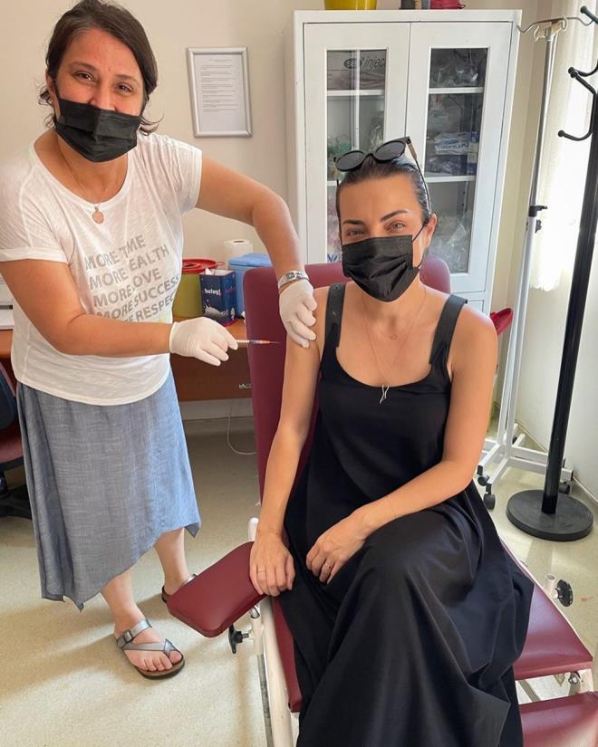 Burcu Kara<br>    "Nihayet a olabildim. Covid olduktan sonra srann bize gelmesi uzamt. Ali'nin de alarn yapan Aye hemire yapt am. Aslnda sol koluma yaptracaktm ama sohbet ederken dalmz, imdi sa kolumu hissetmiyorum. Bugn nazlanabilim biraz herkese. aka maka kafam rahatlad a olunca. nallah konuulan yeni senaryolar gerek olmaz da salkl ve huzurlu hayatlarmza geri dneriz"