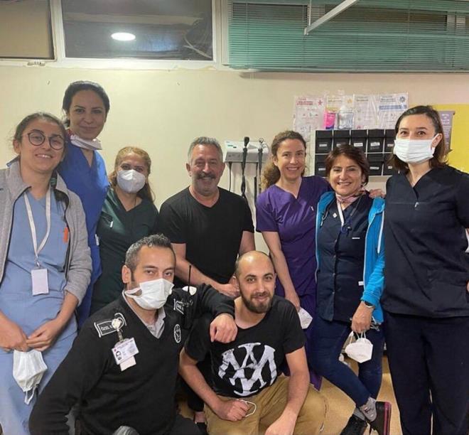 Cem Ylmaz   <br>  Cem Ylmaz, a olduktan sonra sosyal medya hesabndan bir fotorafla birlikte "Amz olduk. Herkes olsun. Benim toplu a oldu biraz ama olsun. Salk personeline can feda" mesajn paylat.