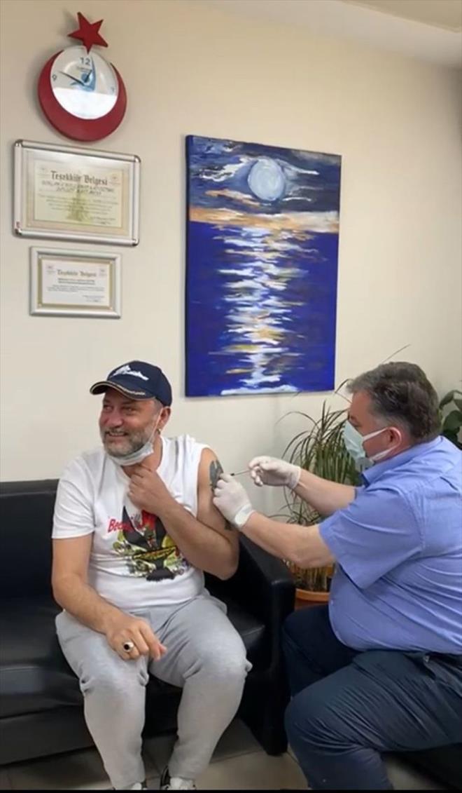 Hsn enlendirici  <br>  Bergamal nl klarnet virtz Hsn enlendirici, corona virse kar gelitirilen BioNTech as yaptrd.    A tatbik edilecek kolunda klarnet dvmesi bulunan sanat, "Fa diyez dmesinden am vuralm bakanm" esprisi yapt.    Salk alanlarna teekkr eden sanat, herkesi a konusunda duyarl olmaya davet etti.