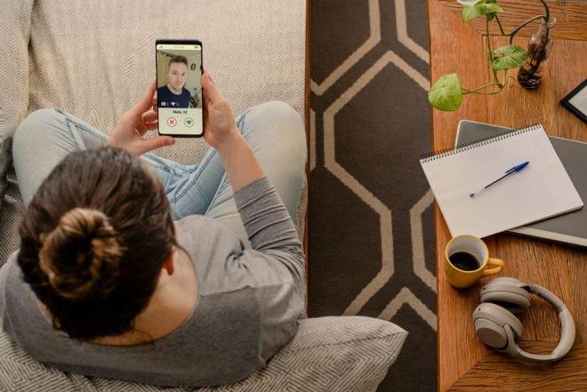 Benson, "Bulgularmz hibir ekilde evrimii flrtn hayati roln baltalamyor veya azaltmyor. Ancak gvenilir kaynaklarn ve sosyal destein daha az bulunduu greceli bir yabancy tanmann byk risklerini ve zorluklarn vurguluyor ?dedi.