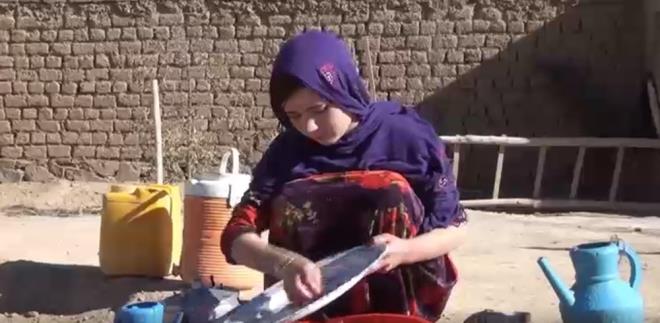 Parwana?nn satld Badgis'in komu ehri Ghor'da yaayan ve benzer kaderi paylaan 10 yandaki Magul isimli kzn ailesinin borlarn demek iin 70 yandaki bir adama satlmaya hazrlanrken her gn alad grntler paylald.