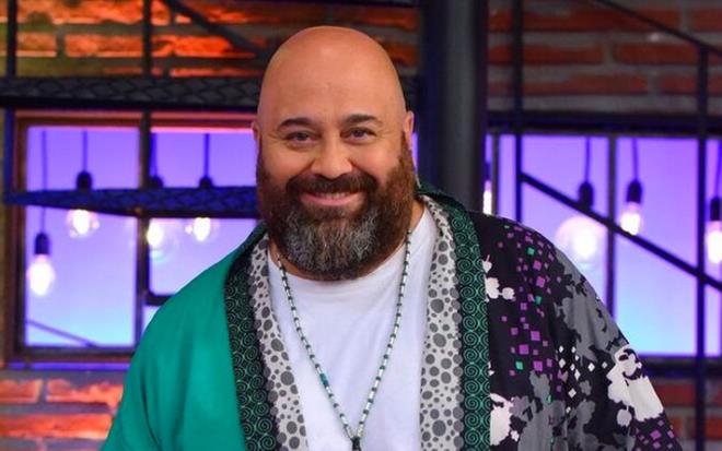 Sivriolu "Hayat dolar, lira, dedikodu, yalan olanlarn anlamasn beklememek lazm. Kardeimdir, gerisi laf- gzaf" dedi.