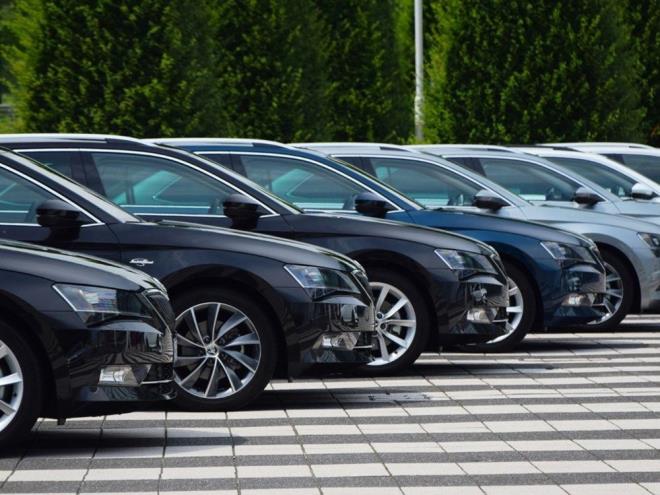 Trkiye otomobil ve hafif ticari ara pazar, Ocak-Ekim 2021'de geen yln ayn dnemine gre yzde 4,5 byyerek 614 bin 891 seviyesinde gerekleti.    Ayn dnemde otomobil satlar yzde 2,2 artarak 475 bin 312 olurken, hafif ticari ara satlar da yzde 13,2 artla 139 bin 579'a ulat    Bu dnemde Fiat, 101 bin 336 satla ilk srada yer ald. Fiat', 62 bin 428 satla Renault ve 61 bin 306 satla da Volkswagen takip etti.    Ford 56 bin150 satla drdnc, Toyota da 41 bin 297 satla beinci srada yer ald.